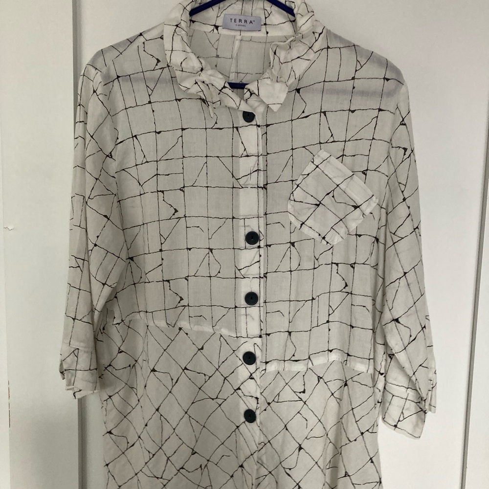 Terra 3/4 sleeve top with shapeable collar